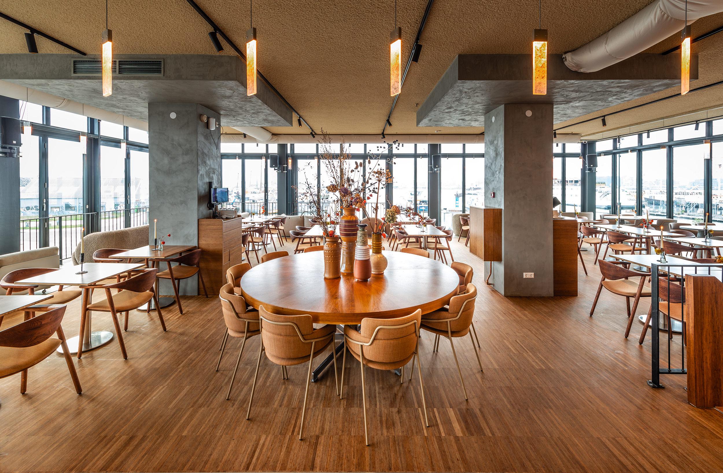 restaurant met tafels en stoelen. Voorbeeld van contactgeluid.